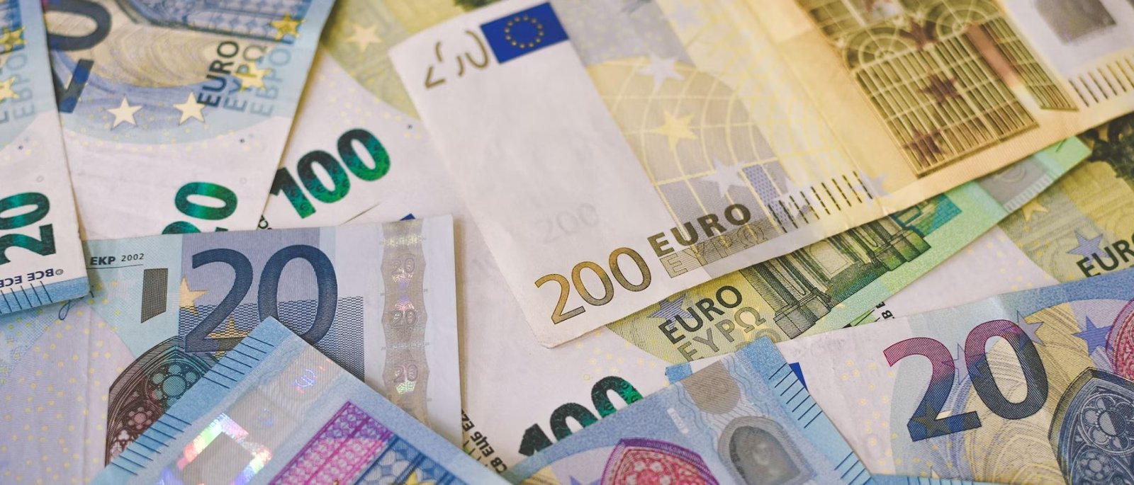 Φορολόγηση Μεταφορών Χρημάτων: Πότε η ΑΑΔΕ Επιβάλλει Φόρο από 10% έως 40%