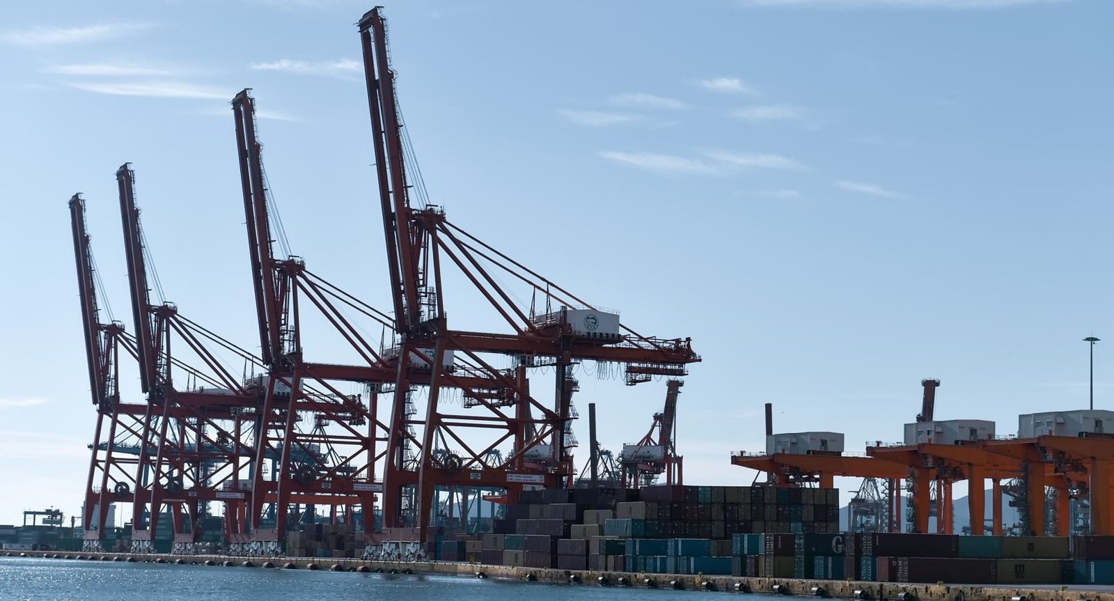 Ελληνικές Εξαγωγές Ξεπερνούν τα 5 Δισεκατομμύρια Ευρώ τον Ιούνιο: Αναλυτικά Στοιχεία από την ΕΛΣΤΑΤ