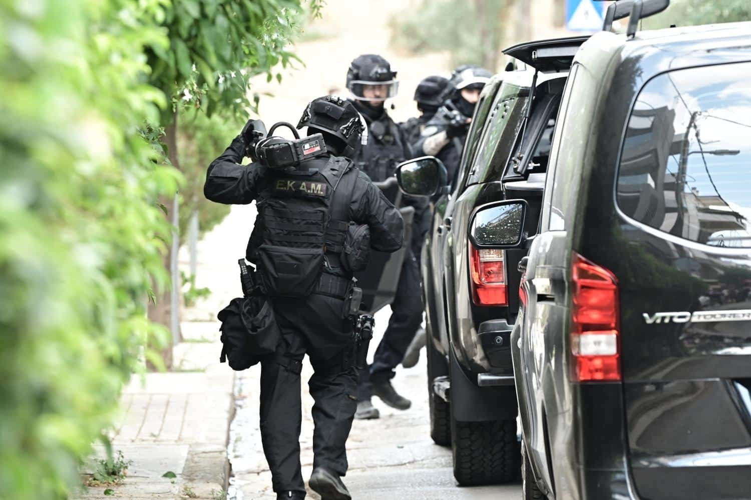 Σύλληψη Ρωσόφωνου Μαφιόζου στο Παλαιό Φάληρο: Εμπλοκή σε Εκβιασμούς και Βίαιες Επιθέσεις Επιχειρηματιών