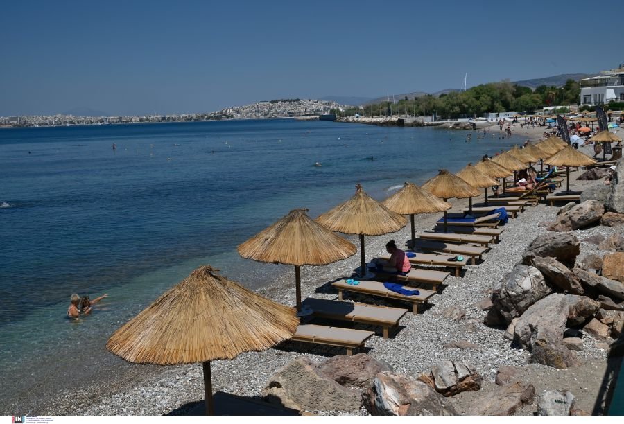 Οργανωμένες Παραλίες: Πόσο Κοστίζει Φέτος η Οικογενειακή Απόλαυση στην Θάλασσα – Νέα Δεδομένα για τον Προϋπολογισμό σας