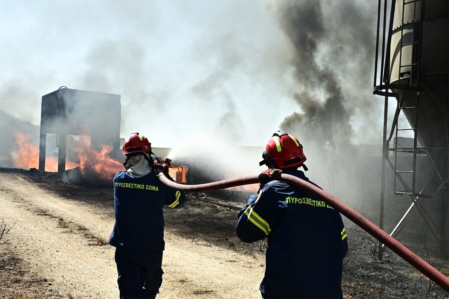 Φωτιά στον Κουβαρά: Βελτιωμένη η κατάσταση στο μέτωπο – Αστυνομικοί βοηθούν στις εκκενώσεις κατοικιών (βίντεο)