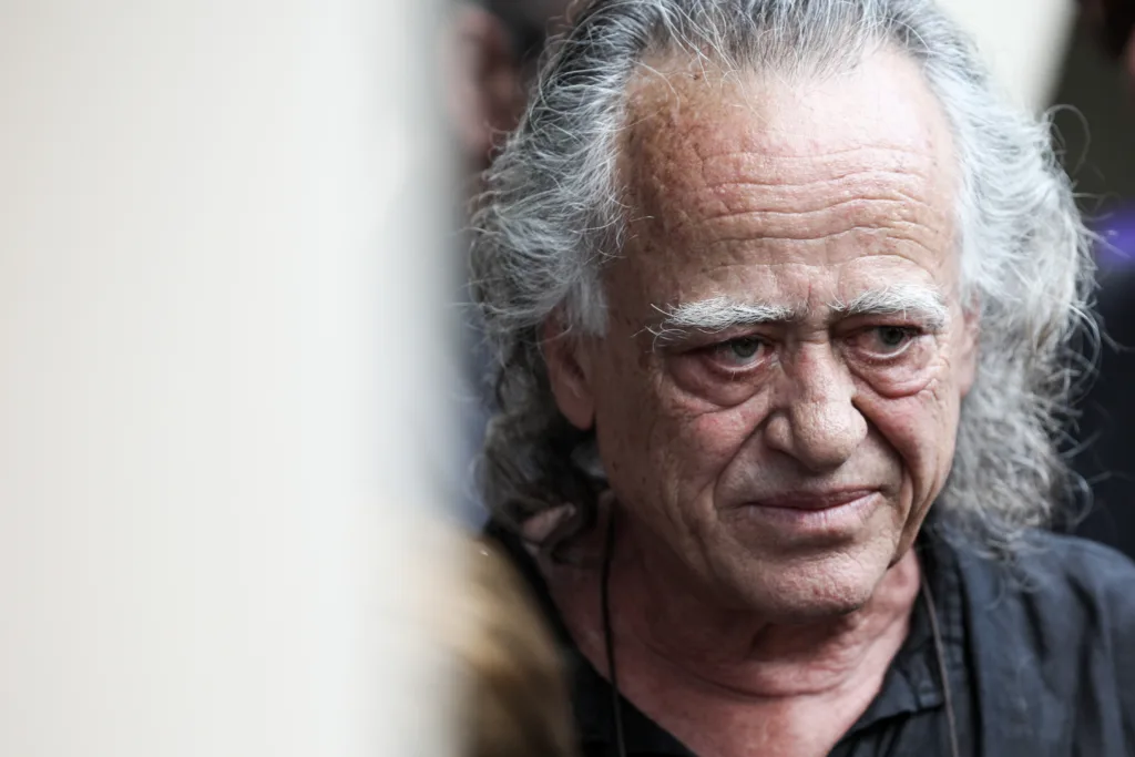 Η Τετάρτη η πολιτική κηδεία του Νίκου Καλογερόπουλου από το Α΄ Κοιμητήριο Αθηνών – Η τελευταία επιθυμία της οικογένειας