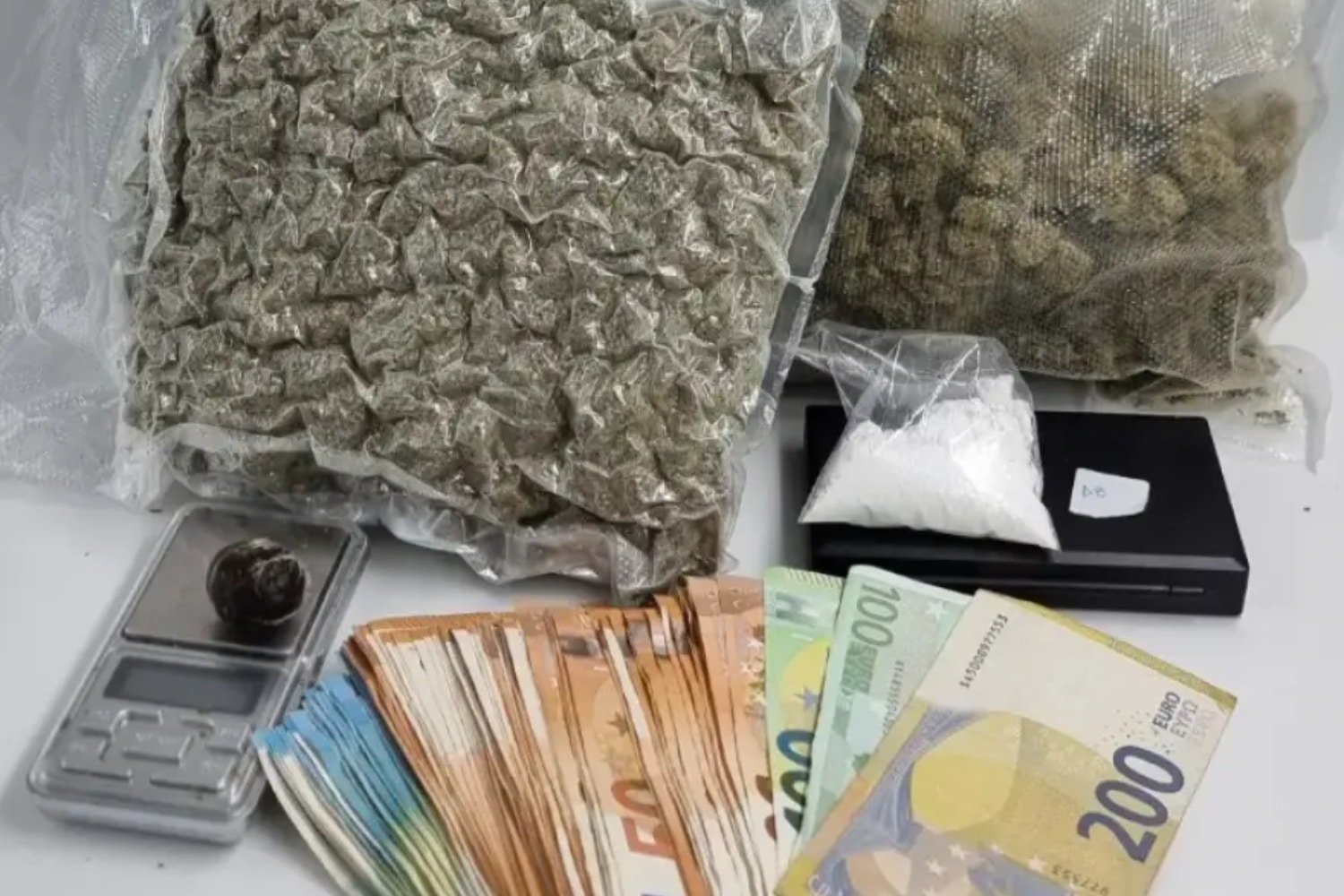 Συνελήφθησαν δύο νεαροί στην Κέρκυρα για διακίνηση ναρκωτικών – Εντοπίστηκαν και κατασχέθηκαν σημαντικές ποσότητες ναρκωτικών ουσιών και μετρητά
