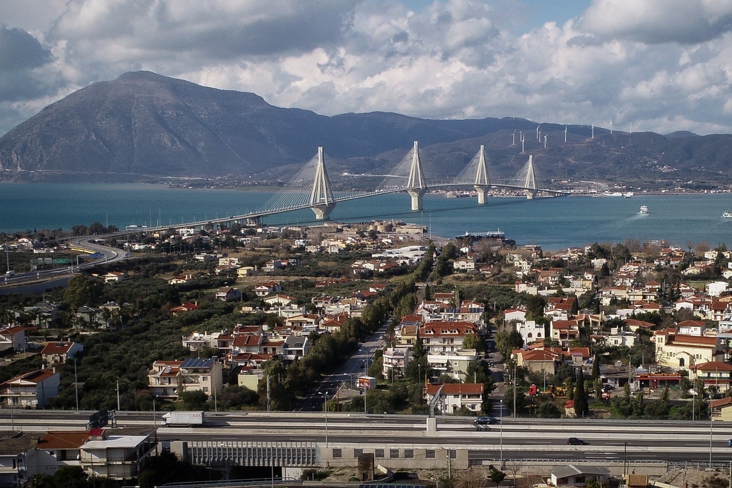 Από την Κόρινθο στο Αντίρριο: Ο 38χρονος Βούλγαρος δράστης της καταδίωξης, που οδηγούσε ανάποδα στη Γέφυρα και εμβόλισε περιπολικά