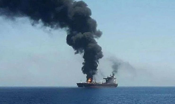 Ανησυχητικά Συμβάντα στη Ναυσιπλοΐα: Περιστατικό με Τάνκερ στον Κόλπο του Ομάν και Επίθεση Φορτηγού Πλοίου στην Ερυθρά Θάλασσα
