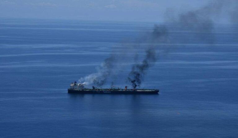 Τραγωδία στην Ερυθρά Θάλασσα: Τουλάχιστον Έξι Νεκροί από Επίθεση των Χούθι σε Εμπορικό Πλοίο