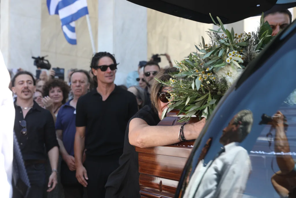 Συγκίνηση και Τιμή στο Τελευταίο Αντίο στον Νίκο Καλογερόπουλο