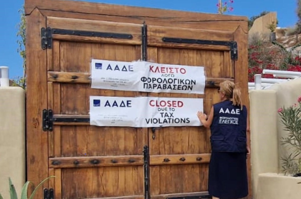 Σαντορίνη & Νάξος: Η ΑΑΔΕ ‘κλείδωσε’ εστιατόρια, mini market και ενοικιαζόμενα για φοροδιαφυγή