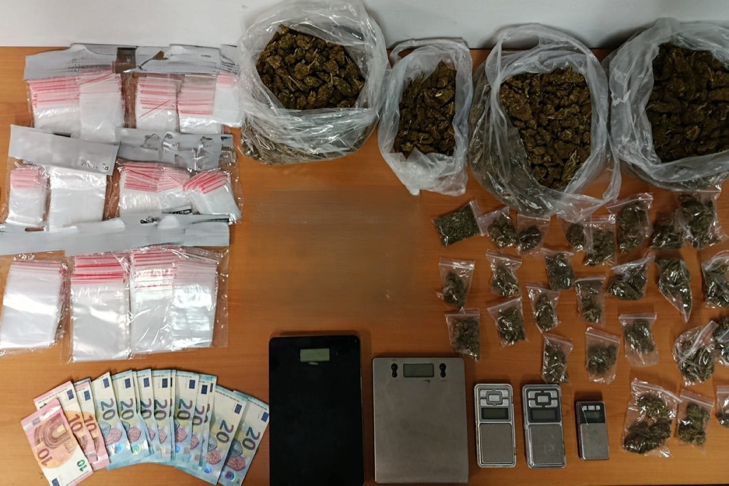 Θεσσαλονίκη: Δύο άνδρες συνελήφθησαν για διακίνηση κάνναβης – Κρύβαν τα ναρκωτικά σε μηχανή και στο σπίτι τους