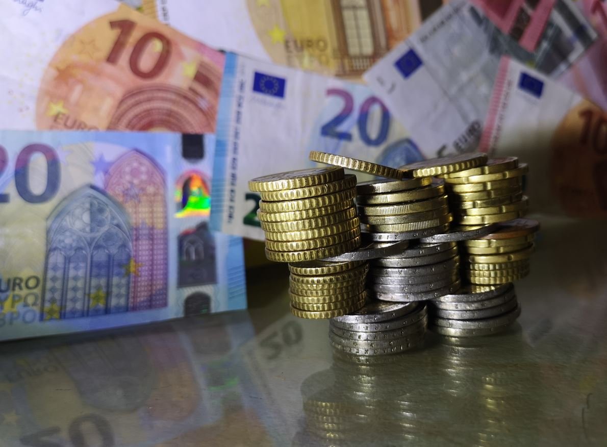 Η Ελληνική Οικονομία Αντιμέτωπη με Νέο Κύκλο Κρίσιμων Αξιολογήσεων από Διεθνείς Οίκους: Οι Σημαντικές Ημερομηνίες