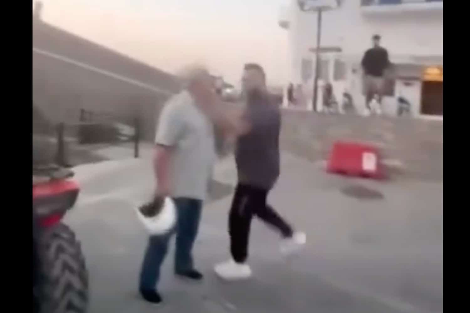 Οδηγός Ταξί στην Πάρο Δίνει τη Δική του Εκδοχή για το Επεισόδιο με Ηλικιωμένο: «Μετανιώνω, αλλά μου επιτέθηκε πρώτος»