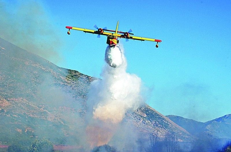 Σκύρος: Δύο Μέτωπα Πυρκαγιάς Απαιτούν Συνεχή Μάχη από τους Πυροσβέστες