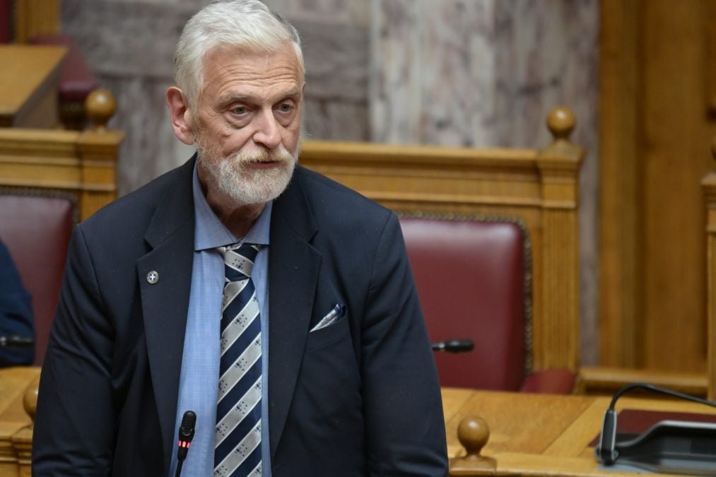 Ο Υφυπουργός Εξωτερικών, Γιάννης Λοβέρδος, μίλησε με σπασμένο χέρι: “Τρεις ημέρες νιώθω μία μεγάλη ταλαιπωρία”