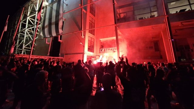 Έντονη Νυχτερινή Διαμαρτυρία Οπαδών του ΠΑΟΚ Έξω από την Τούμπα Ενάντια στην Πώληση του Κωνσταντέλια – Οργή και Αγωνία για το Μέλλον του Αστέρα
