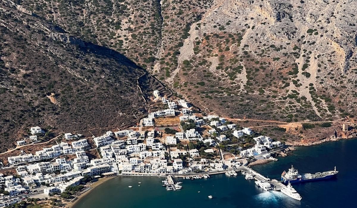 Σοκαριστικό Δυστύχημα στη Σίφνο: Τρεις Νεκροί από Πτώση Ιδιωτικού Ελικοπτέρου – Τι Συνέβη στην Περιοχή Θόλος