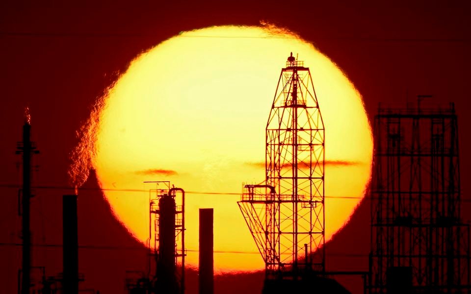 Η Πτώση του Πετρελαίου δεν Φτάνει στην Αντλία: Γιατί τα Διυλιστήρια Αποκομίζουν Κέρδη