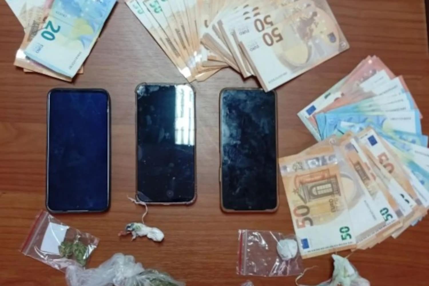Ιωάννινα: Τρεις συλλήψεις για διακίνηση ναρκωτικών – Κατασχέθηκαν κοκαΐνη, κάνναβη και σημαντικό χρηματικό ποσό
