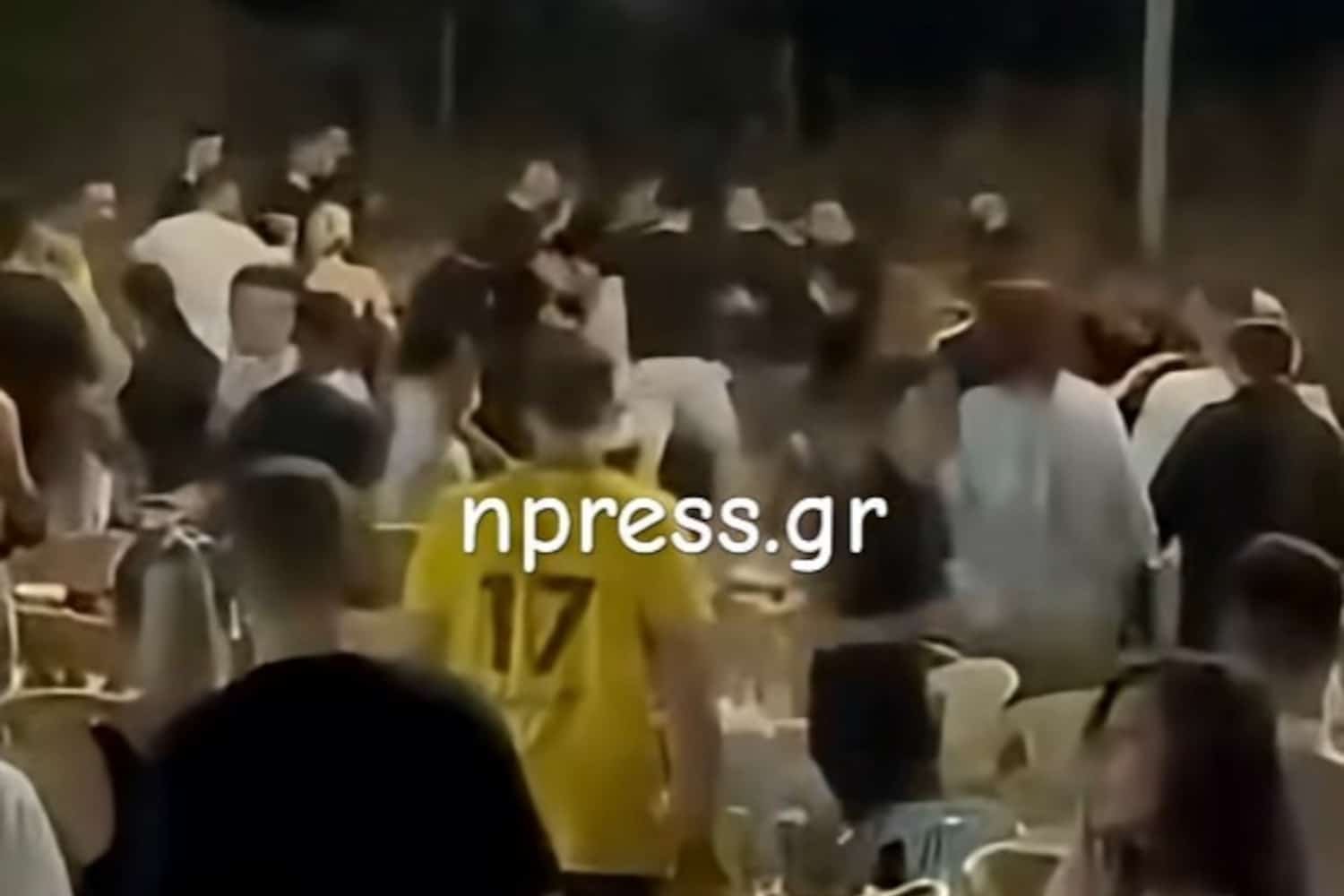 Σοβαρό επεισόδιο στο Αντίρριο: Άγριο ξύλο σε πανηγύρι, τραπέζια και καρέκλες στον αέρα (βίντεο)