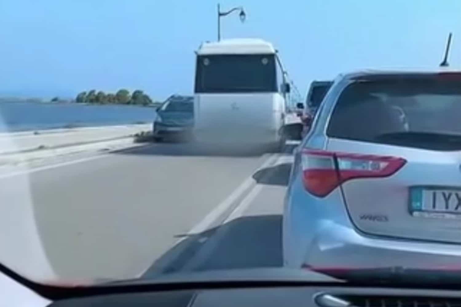 Απίστευτο περιστατικό στη γέφυρα της Λευκάδας: Τουριστικό λεωφορείο πραγματοποιεί επικίνδυνη προσπέραση πολλαπλών οχημάτων
