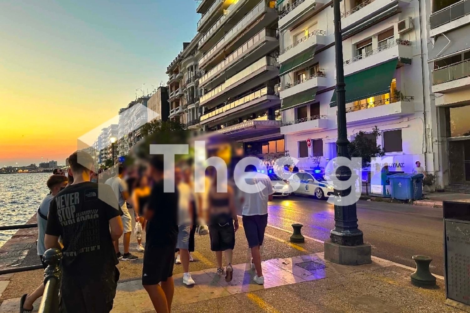 Θεσσαλονίκη: Νεαροί “εισέβαλαν” σε οικοδομή για να συναντήσουν γνωστό YouTuber – Προσαγωγές ανηλίκων και αστυνομική κινητοποίηση (βίντεο)