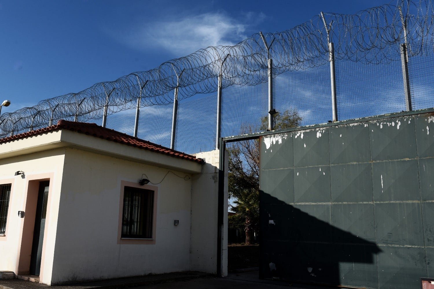 Συγκλονιστική απόπειρα εισαγωγής κινητών και καρτών SIM στις φυλακές Λάρισας μέσω drone