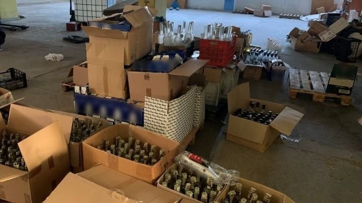 Συντονισμένη Επιχείρηση ΑΑΔΕ και «Ελληνικού FBI» Ξεσκεπάζει Παράνομη Διάθεση «Ποτών Μπόμπες» και «Αερίου Γέλιου»