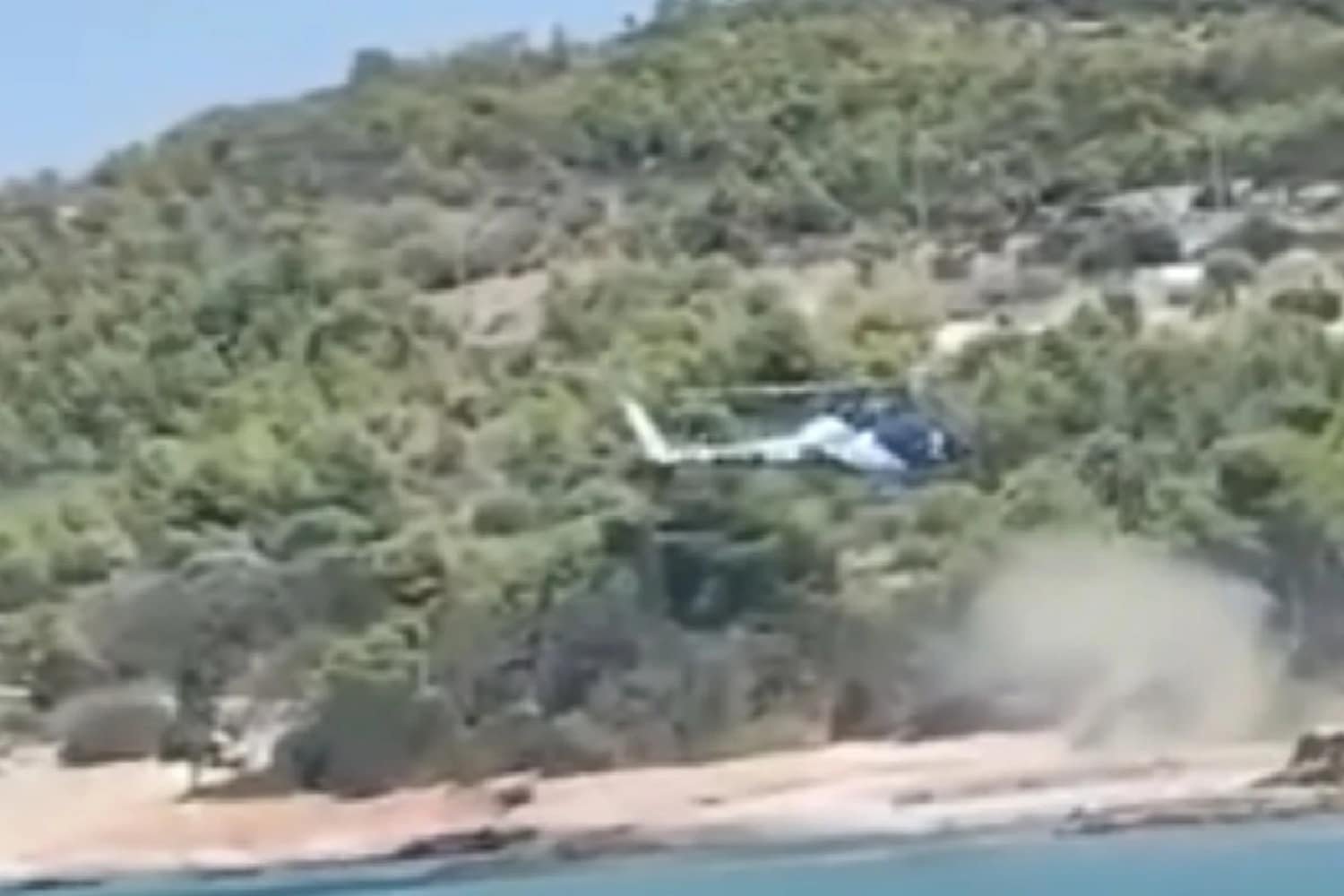 Συναγερμός στις Σπέτσες: Ελικόπτερο Προσγειώθηκε Ανεξέλεγκτα σε Πολυσύχναστη Παραλία – Σύλληψη Πιλότου