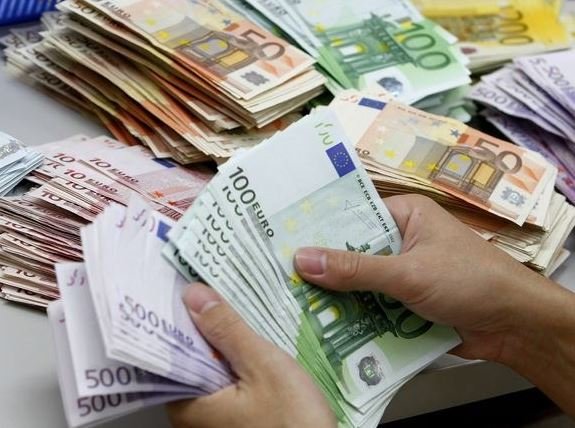 Η Επιστροφή των Μετρητών: Γιατί οι Ευρωπαίοι Αποθηκεύουν Ξανά Χρήματα στο Σπίτι – enikonomia.gr