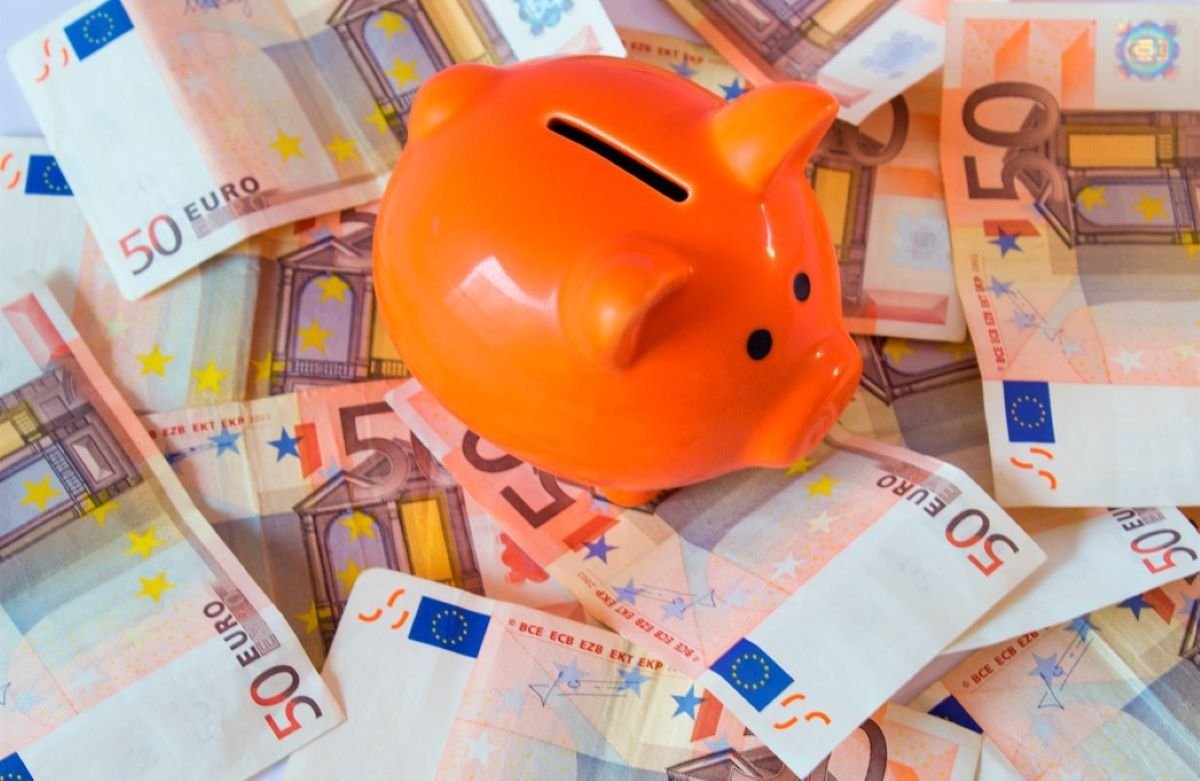 Ευρωζώνη: Τα νοικοκυριά σφίγγουν το ζωνάρι και αυξάνουν τις αποταμιεύσεις, πλήττοντας την κατανάλωση