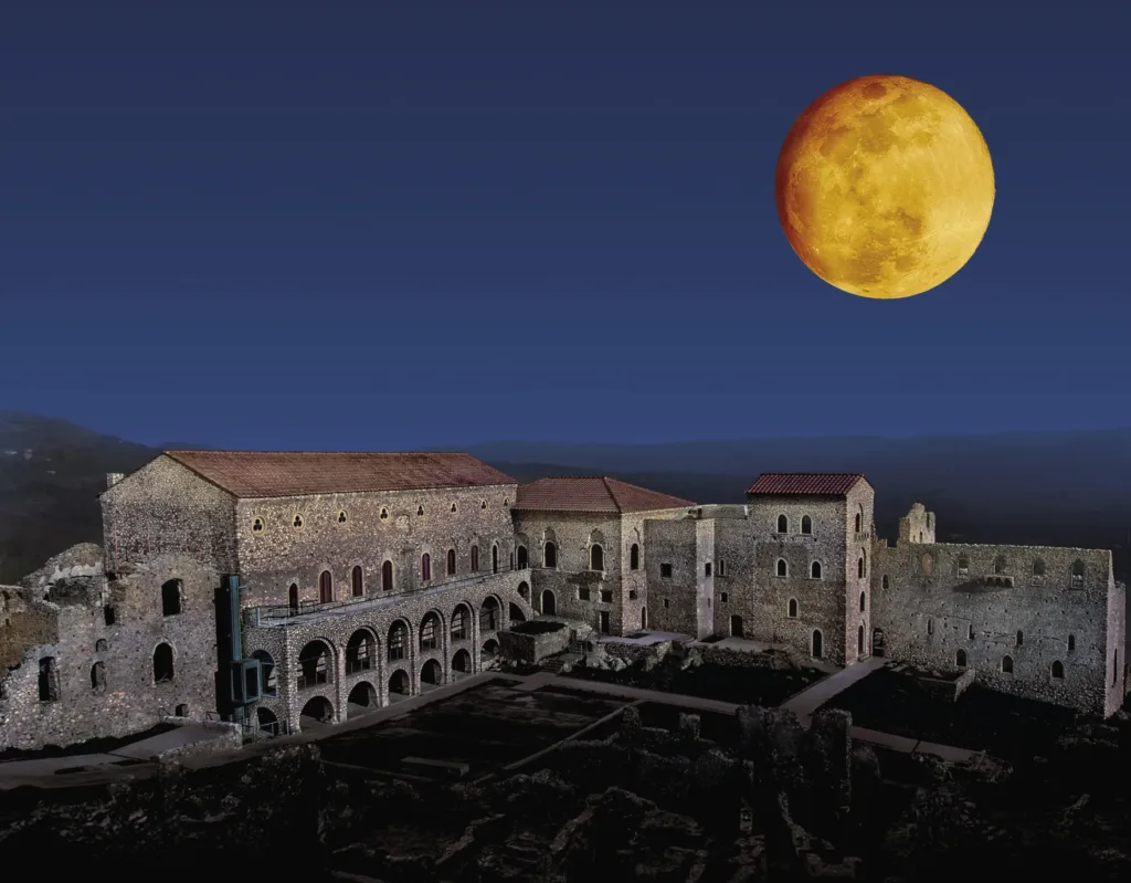 Η Μαγεία της Αυγουστιάτικης Πανσελήνου: 126 Αρχαιολογικοί Χώροι, Μουσεία και Μνημεία Ανοίγουν τις Πύλες τους με Δωρεάν Είσοδο