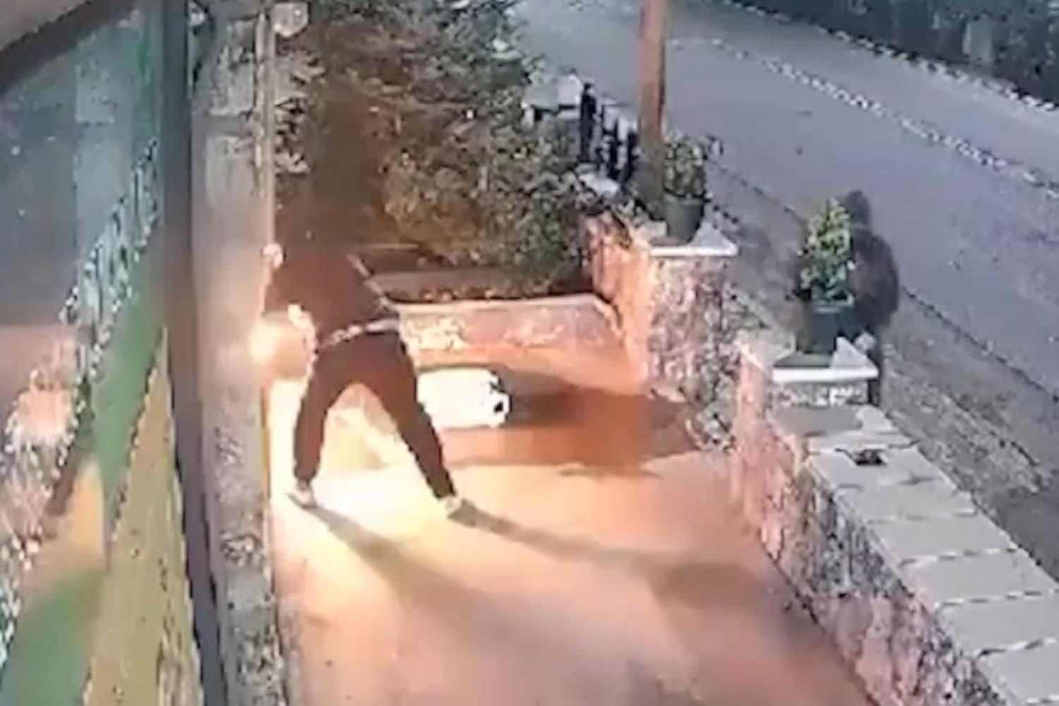 Αρκαδία: Σοκ στον Βλαχερνά – Κουκουλοφόροι έβαλαν φωτιά σε φαρμακείο (Βίντεο ντοκουμέντο)