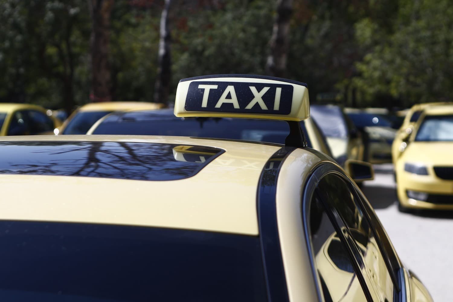Σοκ στην Αθήνα: Οδηγός Ταξί Απέσπασε 600 Ευρώ από Τουρίστες με Απειλές μετά από Διαδρομή από το Αεροδρόμιο