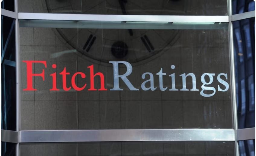 Fitch: Η Σταθερή Μείωση του Δημοσίου Χρέους Ήταν ο Καταλύτης για τις Τρεις Σημαντικές Αναβαθμίσεις της Ελλάδας