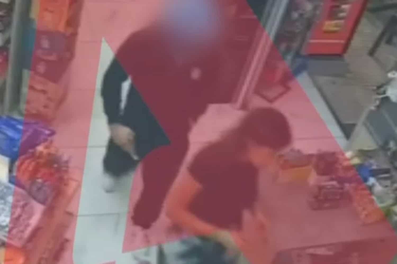 Σοκαριστική Ληστεία σε Μίνι Μάρκετ στο Αιγάλεω: Ένοπλος Απειλεί 21χρονη Υπάλληλο για Χρήματα – «Όλα, όλα και τα άλλα που έχεις κρυμμένα» (Βίντεο)