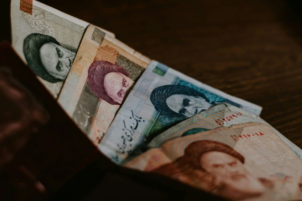 Οικονομική Κατάρρευση στο Ιράν: Το Ριάλ Σαρώνει Ιστορικά Χαμηλά, Το Δολάριο Φτάνει τα 2 Εκατομμύρια, Και το Κόστος Διαβίωσης Εκτοξεύεται
