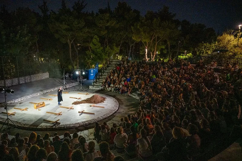 Φεστιβάλ Κολωνού 2026: Ο Δήμος Αθηναίων προσκαλεί σε 20 θεατρικές και μουσικές παραστάσεις με εισιτήρια από 5 ευρώ – Προπώληση από 3 Σεπτεμβρίου