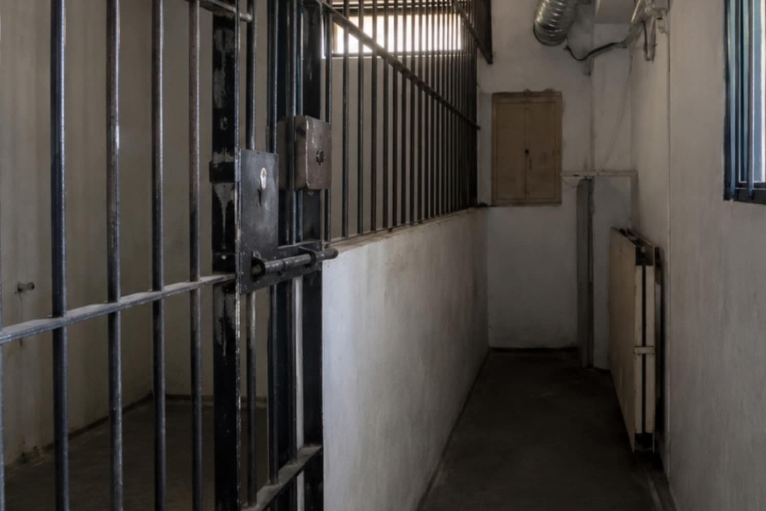 Πωλούνται πρώην κρατητήρια της ΕΛ.ΑΣ. στη Θεσσαλονίκη έναντι 180.000 ευρώ, δείτε βίντεο