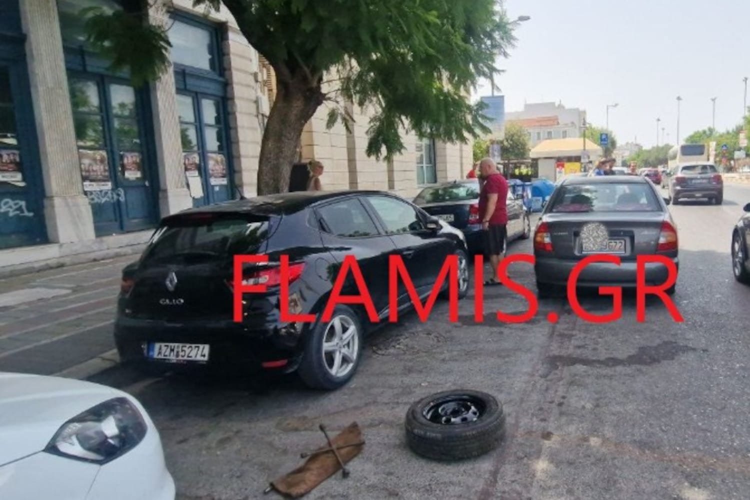 Πάτρα: Ανείπωτη έκπληξη και κλοπή στην Όθωνος Αμαλίας – Ισπανόφωνος νεαρός εκμεταλλεύτηκε σκασμένο λάστιχο για να κλέψει τσαντάκι