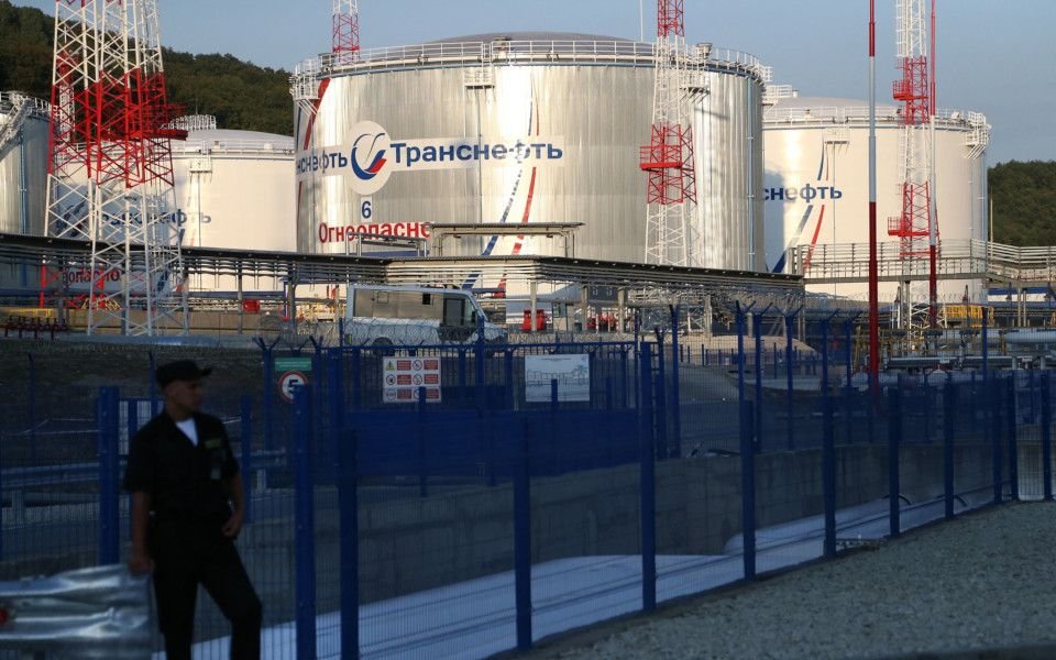 Ρωσία Επεκτείνει την Απαγόρευση Εξαγωγών Ντίζελ για την Εγχώρια Σταθερότητα Εν μέσω Ουκρανικών Επιθέσεων