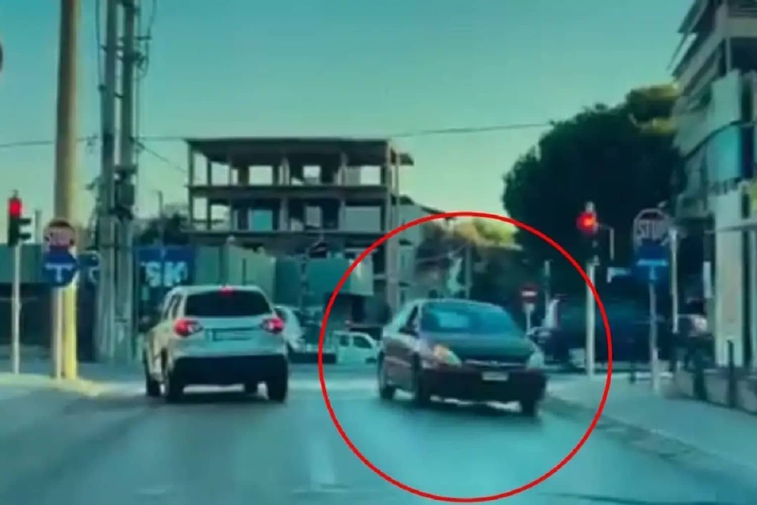 Ανησυχητικό περιστατικό στην Πεύκη: Αυτοκίνητο εισήλθε ανάποδα σε στενό – «Θα παραδοθεί στην Αστυνομία για περαιτέρω ενέργειες» (Βίντεο)
