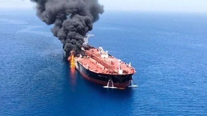 Επείγον: Δύο Δεξαμενόπλοια Τυλίχτηκαν στις Φλόγες στα Στενά του Ορμούζ μετά από Προσάραξη σε Νάρκες