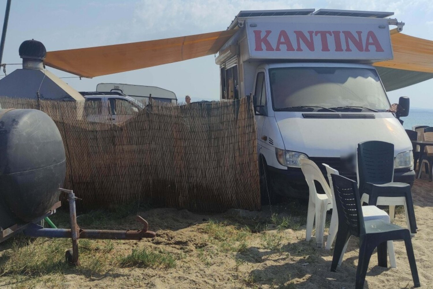 Θεσσαλονίκη: Σύλληψη 42χρονης για παράνομη λειτουργία καντίνας σε παραλία Natura 2000