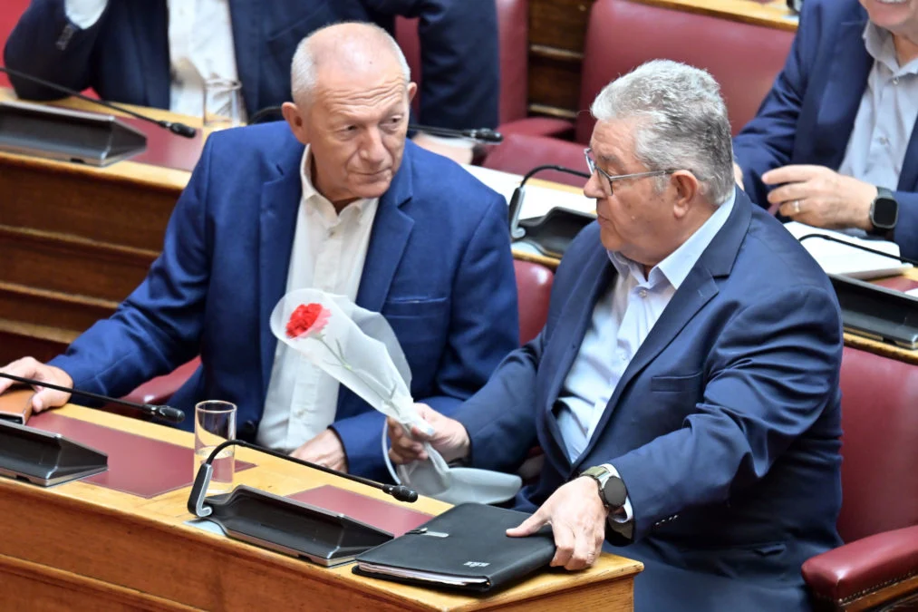 Ο Δημήτρης Κουτσούμπας με κόκκινο γαρύφαλλο στη Βουλή για να τιμήσει τον Σπύρο Χαλβατζή