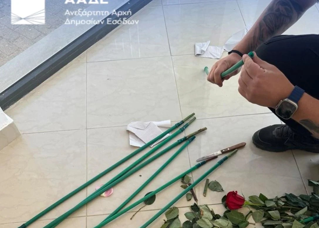 ΑΑΔΕ - Επιχείρηση «Τα άνθη του κακού»: Κύκλωμα έκρυβε 84 κιλά κοκαΐνης μέσα σε τριαντάφυλλα - enikonomia.gr