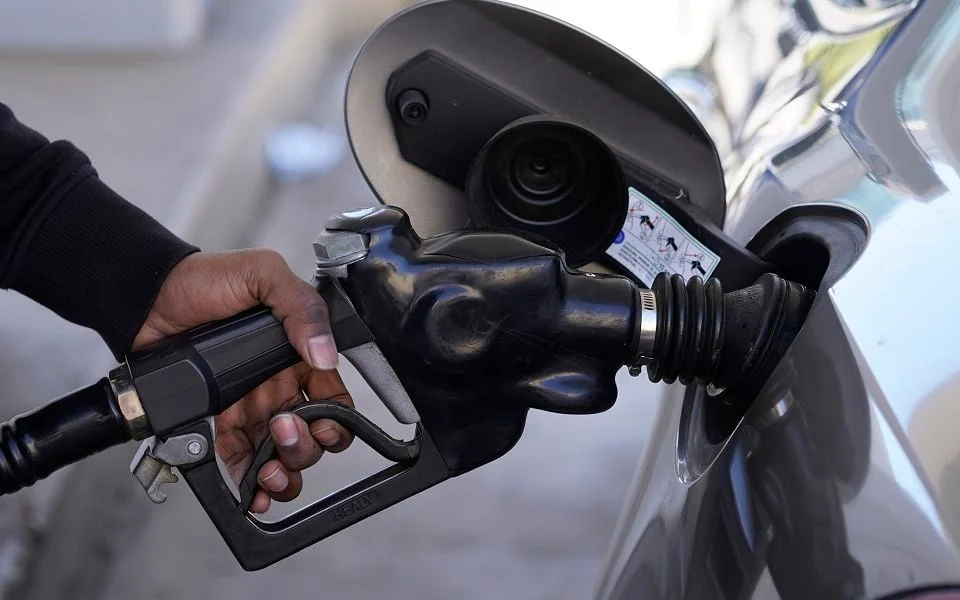 ΕΕ: Σχεδόν το 50% της τιμής της βενζίνης πάει σε φόρους – Στην 5η θέση η Ελλάδα | Moneyreview.gr