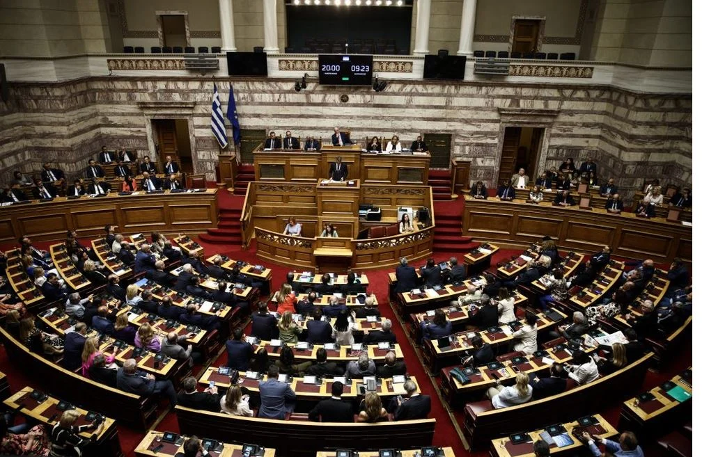 Βουλή: Κατατέθηκε το νομοσχέδιο για την υπηρεσιακή εξέλιξη των δημοσίων υπαλλήλων - Τι αναφέρει - enikonomia.gr