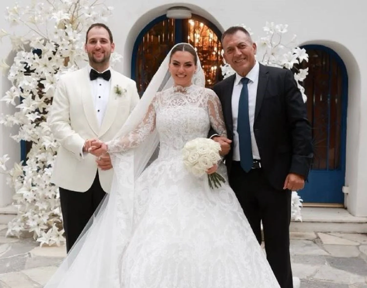 Γιάννης Βρούτσης: Παντρεύτηκε η κόρη του, Νίκη - Δείτε φωτογραφίες από τον γάμο της με τον Αναστάσιο Πολίτη