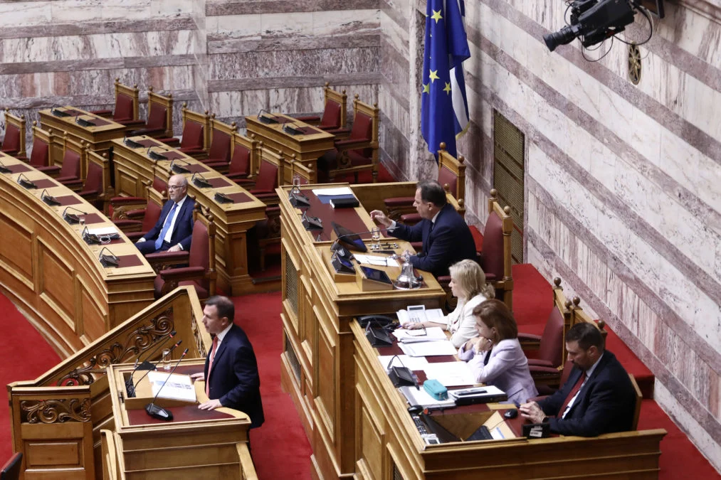 Βουλή: Ένταση για την παρουσία Φλωρίδη στα υπουργικά έδρανα – Δουδωνής: «Τι δουλειά έχετε εδώ; Σηκωθείτε και φύγετε»