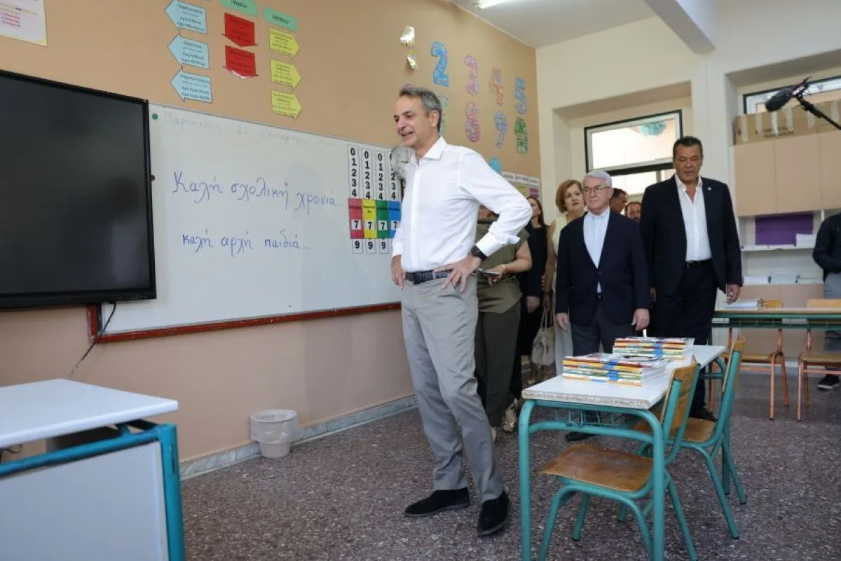 Στον Ασπρόπυργο ο Μητσοτάκης: Επισκέφθηκε το νέο γυμνάσιο της πόλης και αντάλλαξε πειράγματα με μαθητές