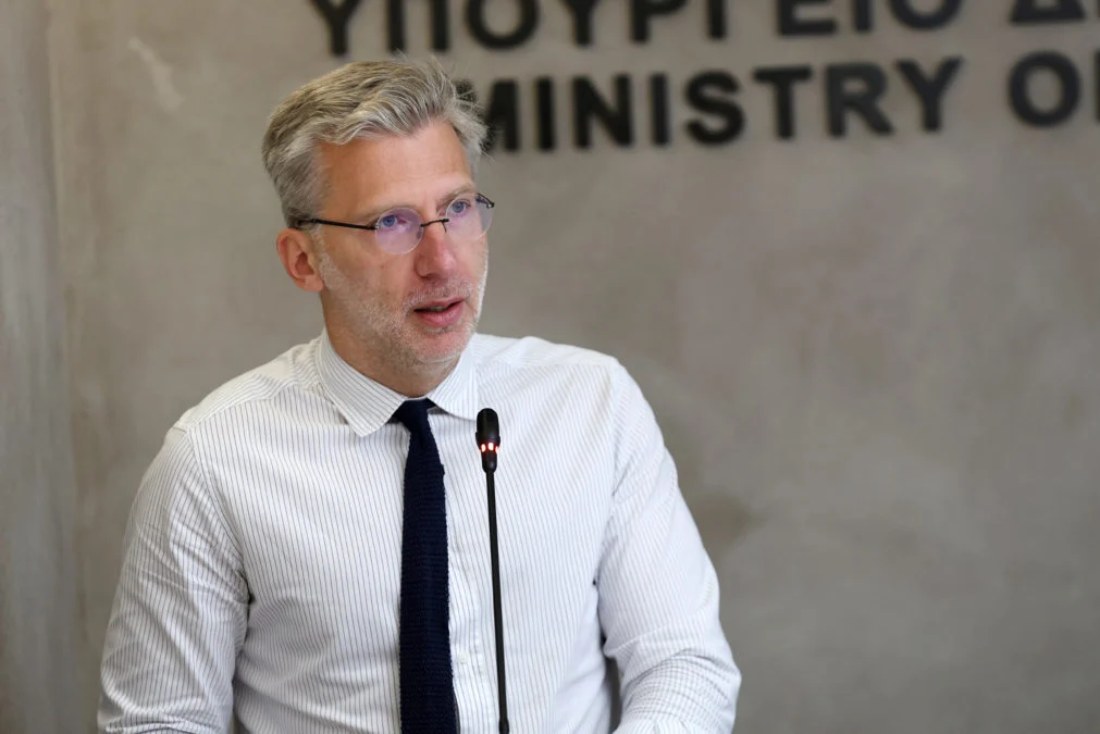 Άκης Σκέρτσος: Έγινε πράγματι η Ελλάδα «Βουλγαρία» στους μισθούς; Η απάντηση είναι όχι